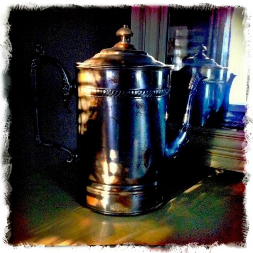 Antiqueteapotbokeh1vertflipmid