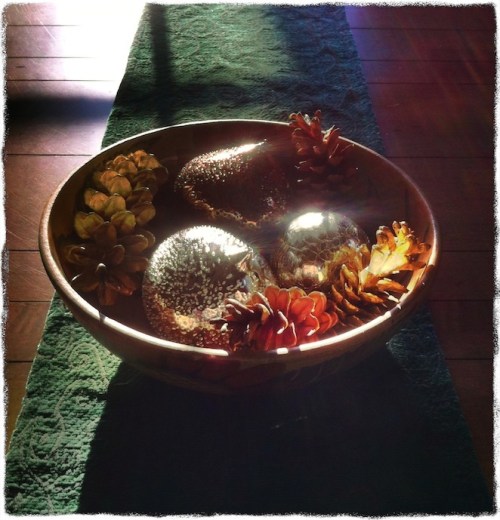 Ornamentsandpineconeshdrbokeh2grit_2