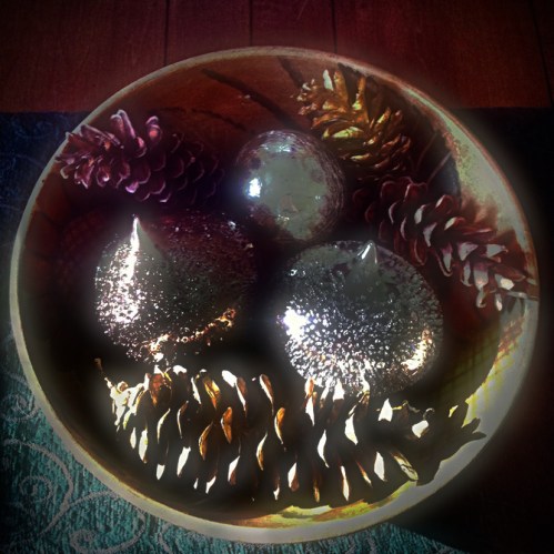 Ornamentsandpineconessvignetterawbokeh3midtonesatbriteconsharpenglow3bokehblendedmidtoneglow