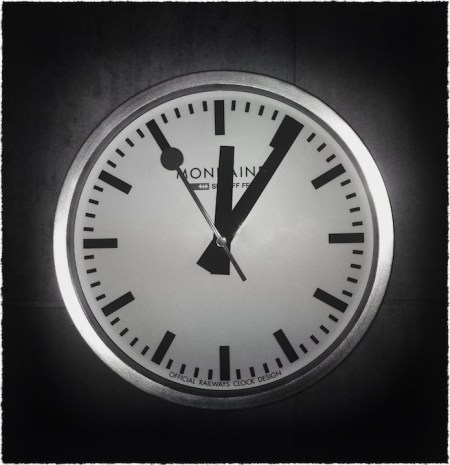 BWclockBokeh1GrainGlowFrayed 2